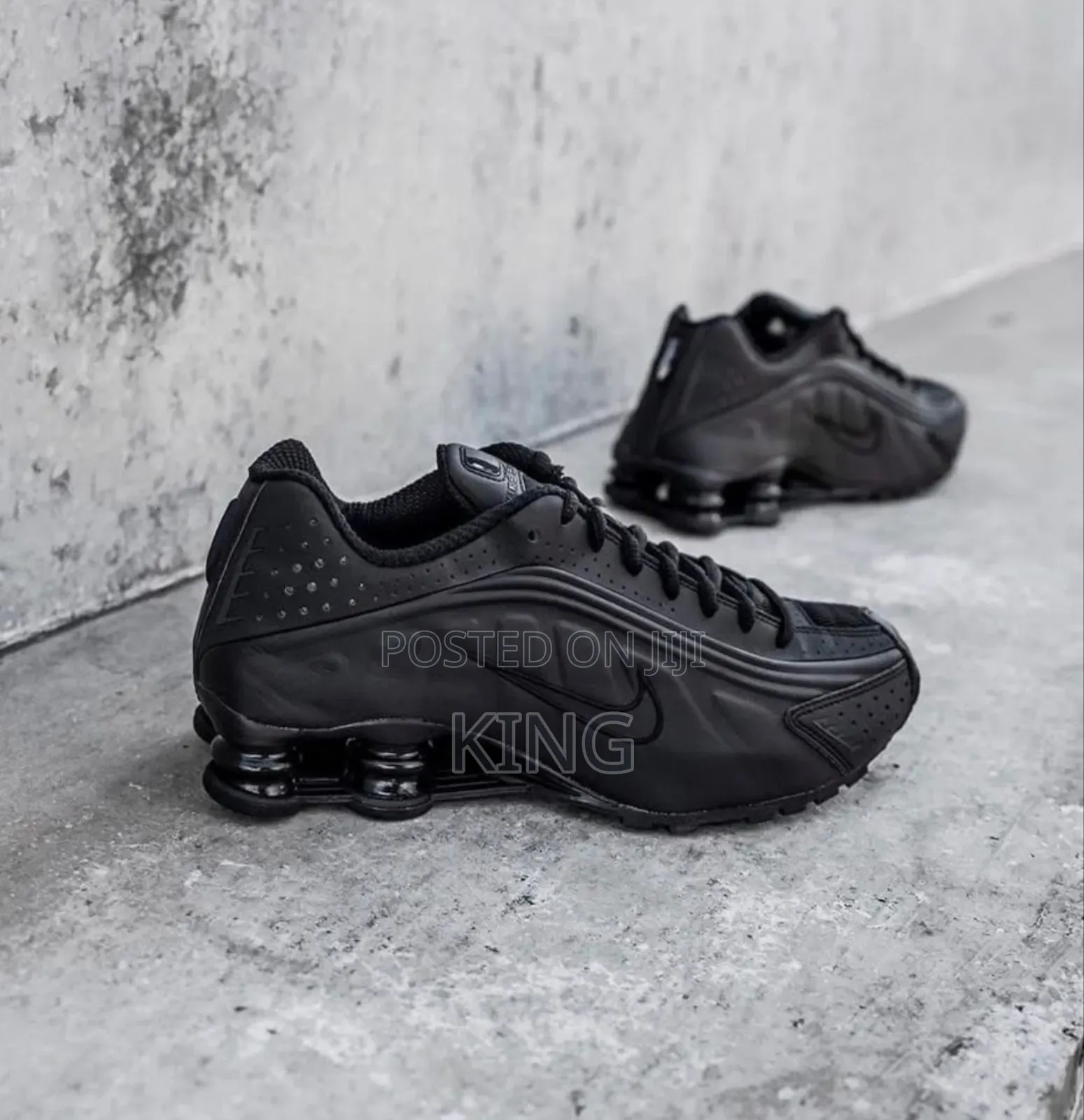 Nike Shox R4 Sneakers Triple Black