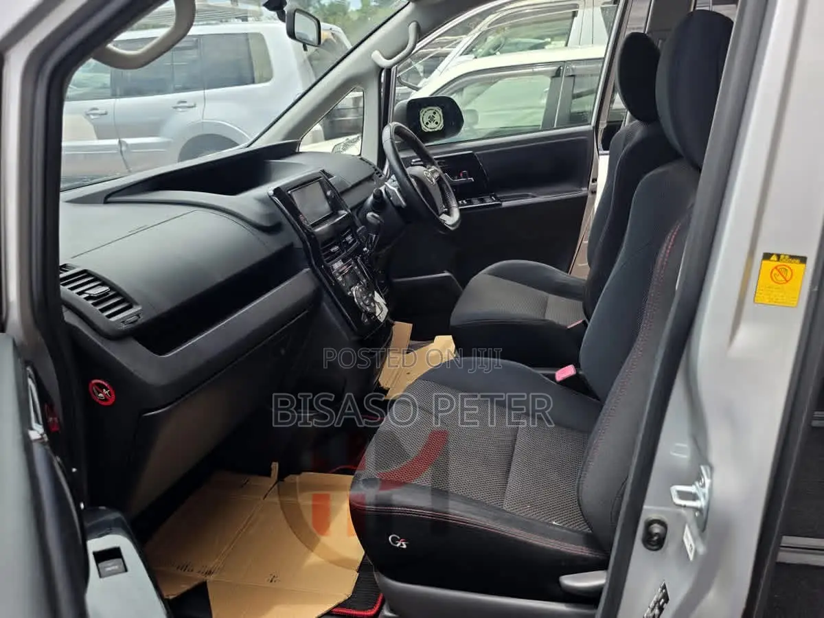 Toyota Noah 2.0 143hp AWD (7 Seater) 2013 Silver