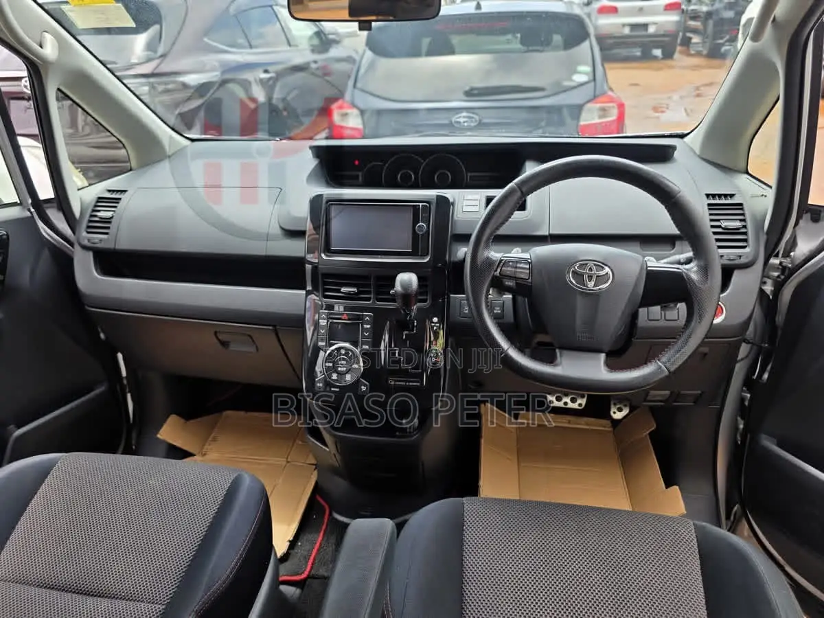 Toyota Noah 2.0 143hp AWD (7 Seater) 2013 Silver