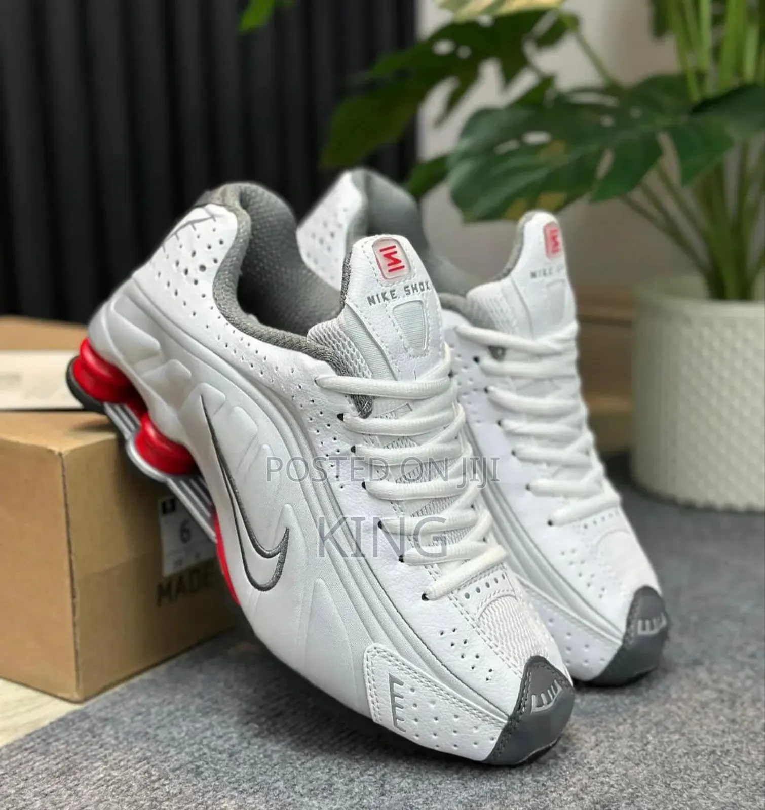 Nike Shox R4 Running Shoes. Signature Impact
