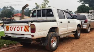 Toyota Hilux 2000 Gray