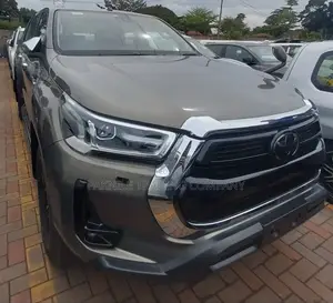 Toyota Hilux 2023 Silver