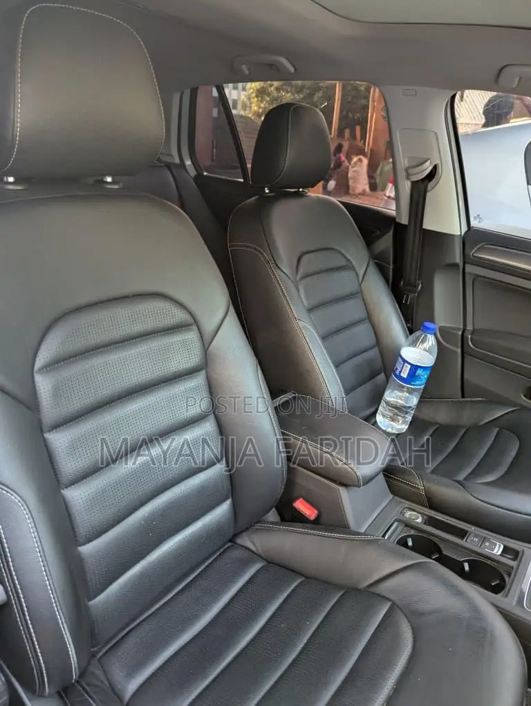 Volkswagen Golf TSI S 4-Door FWD 2017 Beige