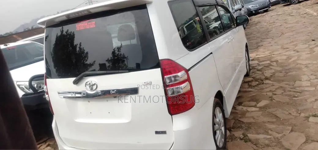 Toyota Noah 2.0 143hp FWD (8 Seater) 2012 White