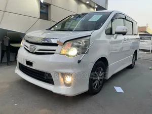Toyota Noah 2.0 143hp FWD (8 Seater) 2012 White