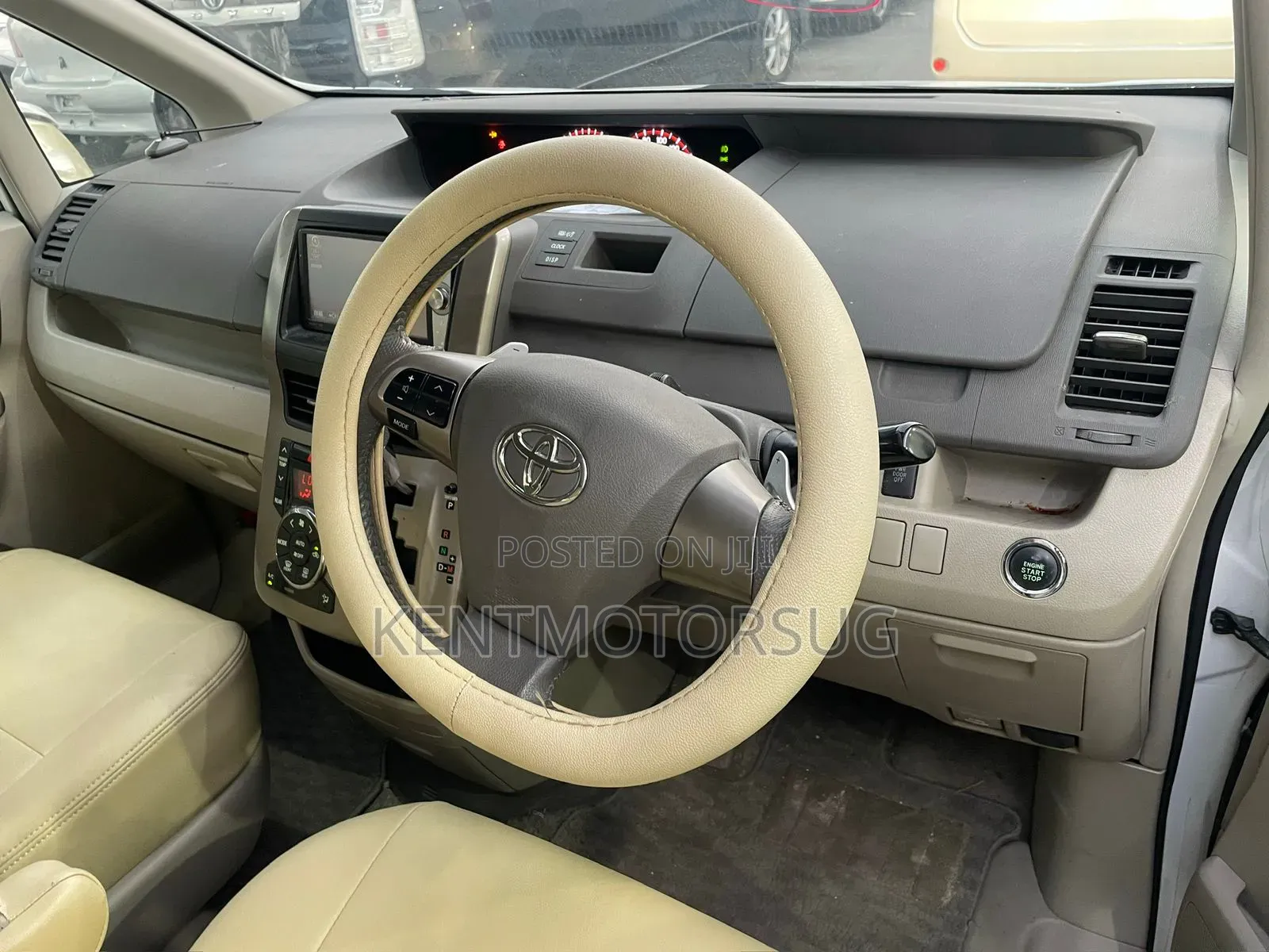 Toyota Noah 2.0 143hp FWD (8 Seater) 2012 White