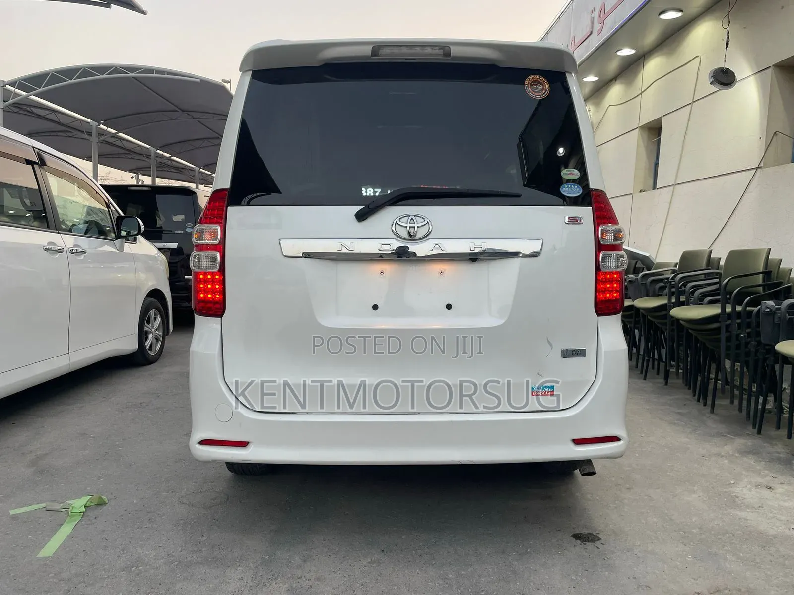 Toyota Noah 2.0 143hp FWD (8 Seater) 2012 White
