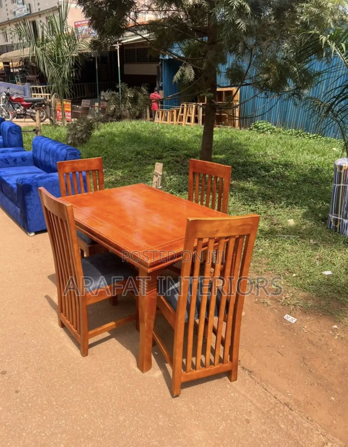Elegant 4-Seater Solid Wood Dining Set in Mahogany Polish