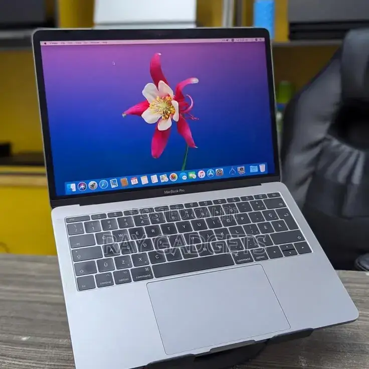 New Laptop Apple MacBook Pro 16GB Intel Core i7 SSD 256GB