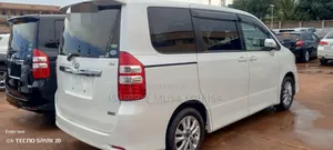 Toyota Noah 2.0 143hp AWD (8 Seater) 2012 Off white