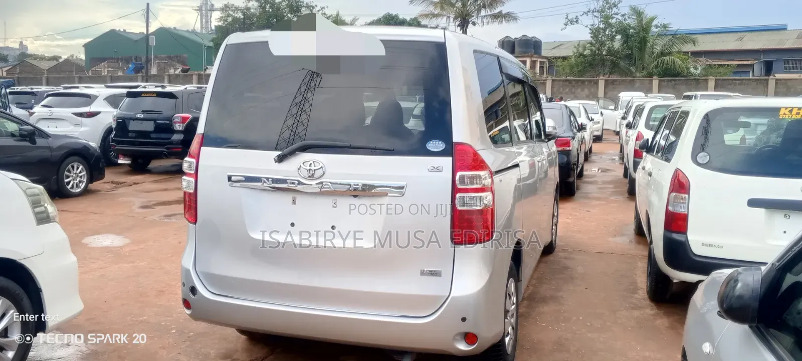 Toyota Noah 2.0 143hp AWD (8 Seater) 2012 Off white