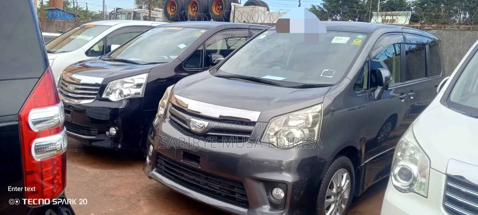 Toyota Noah 2.0 143hp AWD (8 Seater) 2012 Off white