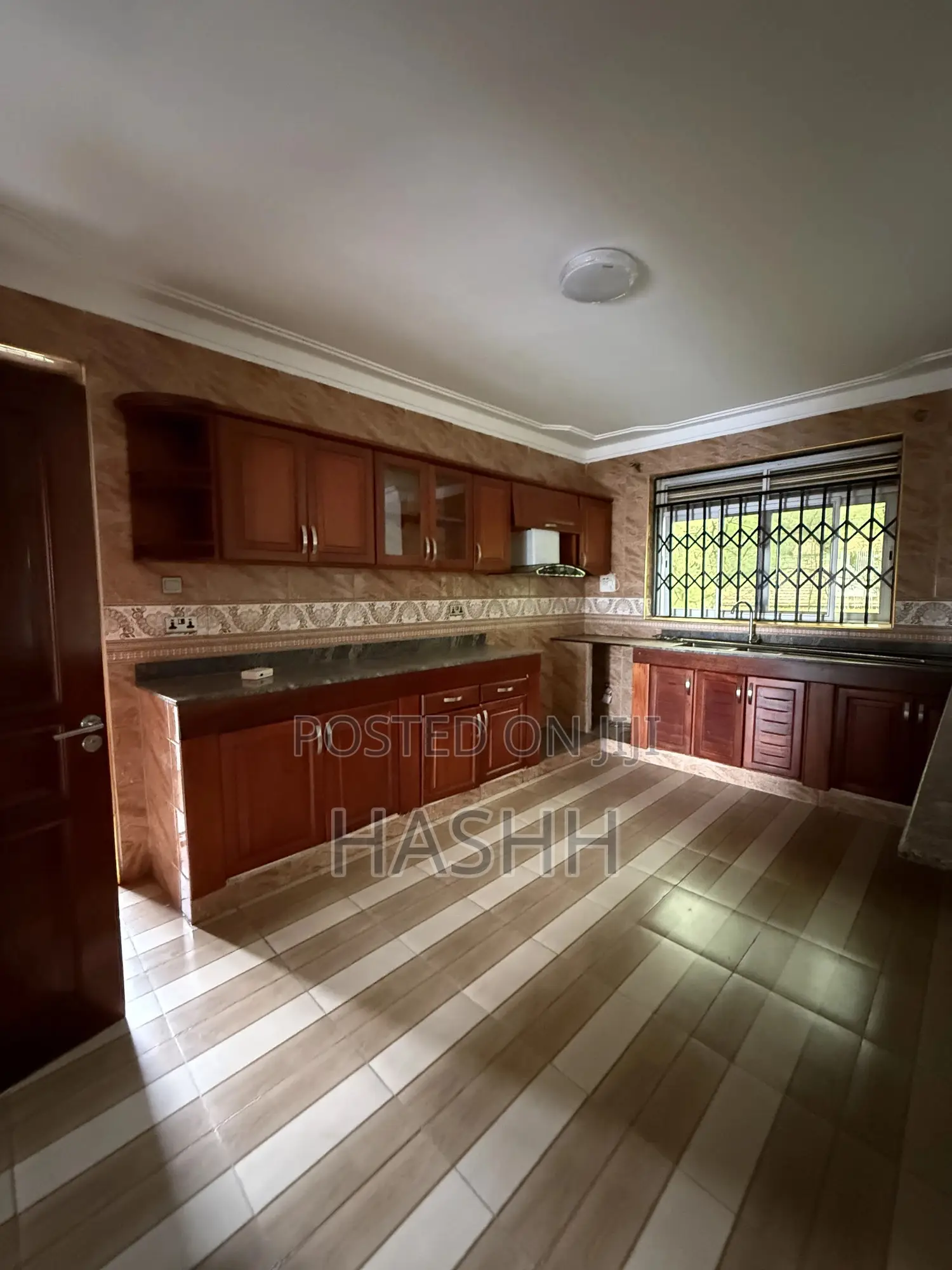 4bdrm Apartment in Hill, Makindye for rent