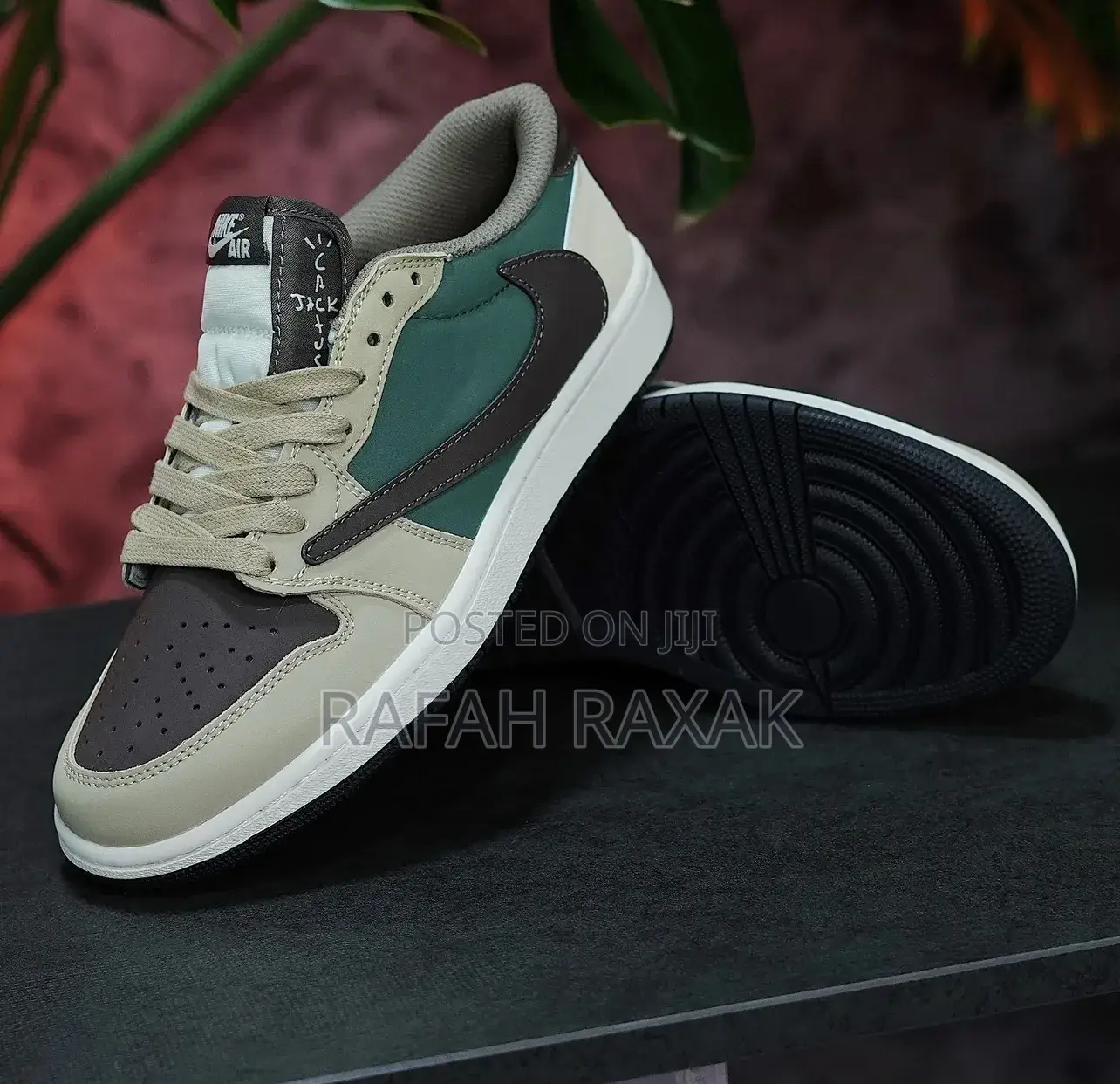 Sail and Ridgerock Air Jordarn 1 Low X Travis Scott Sneakers