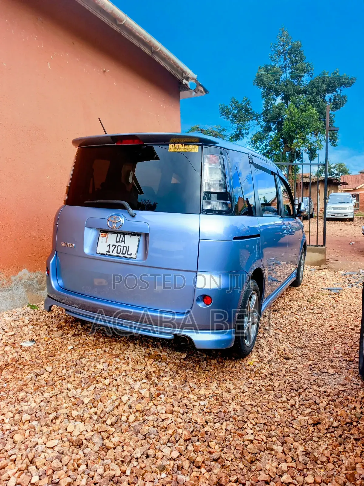 Toyota Sienta 2011