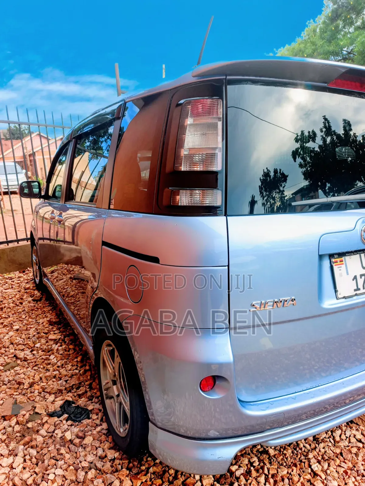 Toyota Sienta 2011