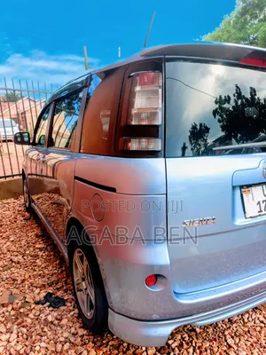Toyota Sienta 2011