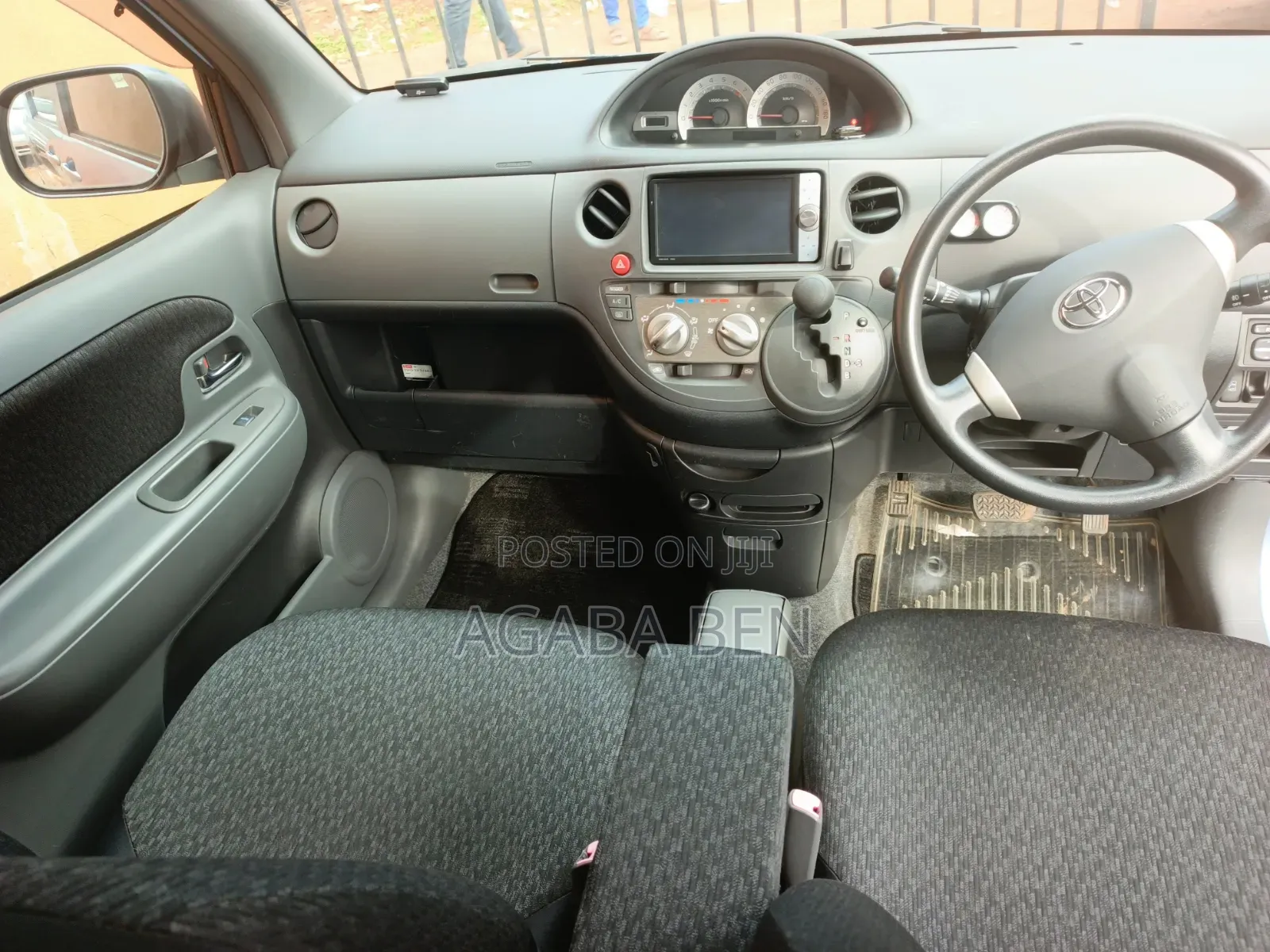 Toyota Sienta 2011