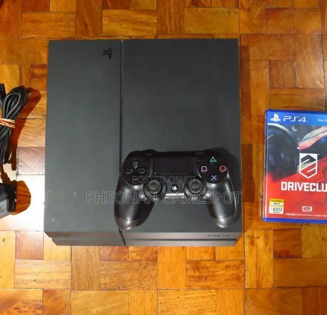 Sony Playstation 4 Standard (Ps4 Fat). 13 Games and 2 Controllers.