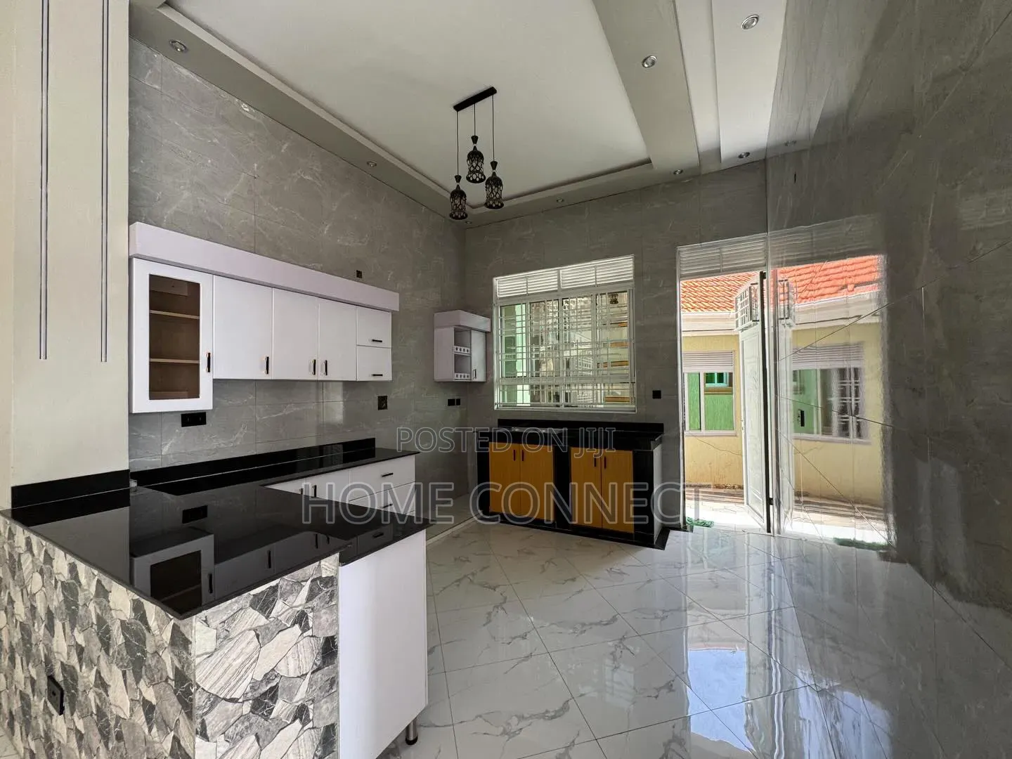 4bdrm Bungalow in Entebbe Rd Kitende, Central Division for sale