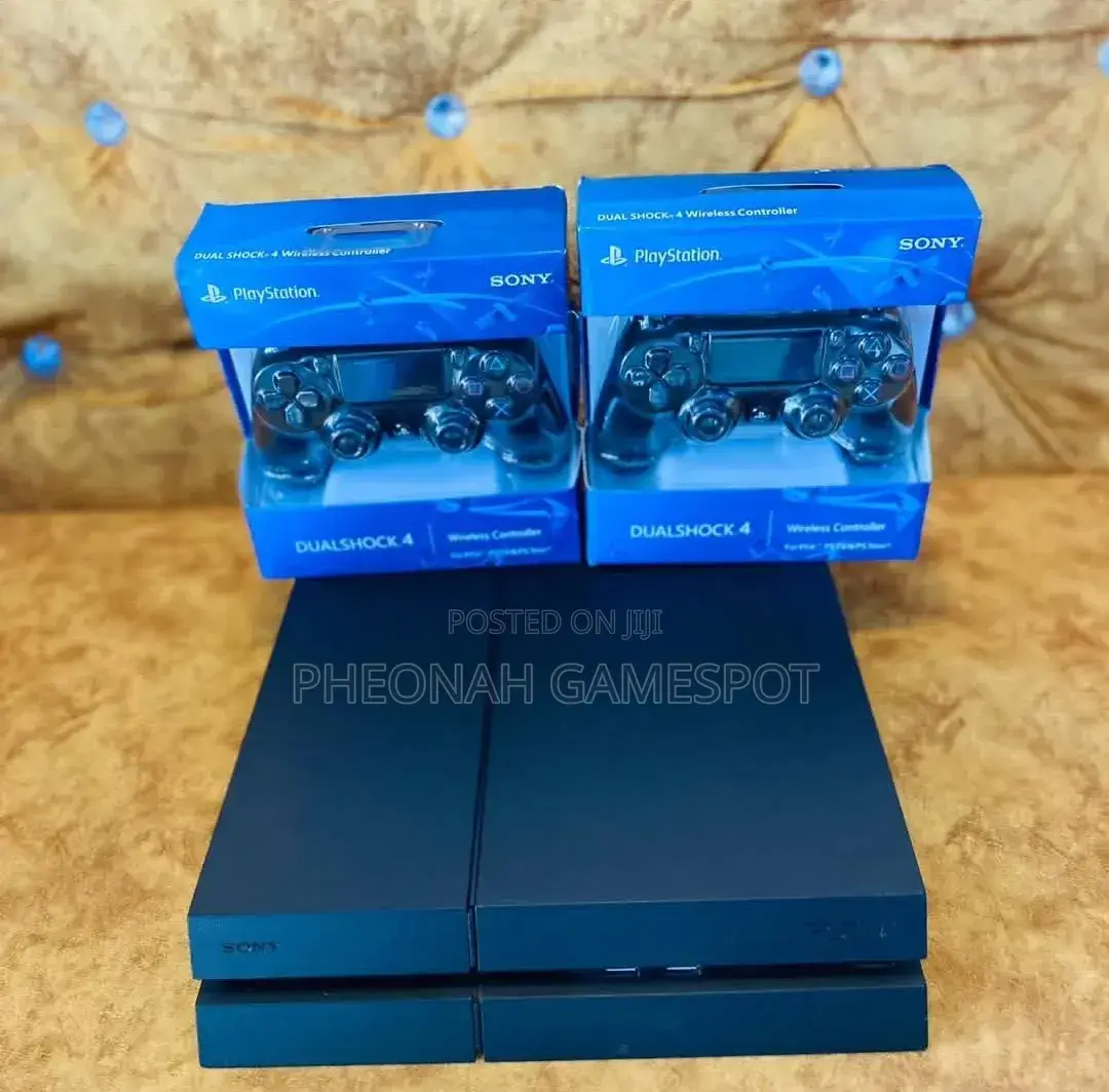 Ps4 Standard, 13 Games, 2 Controllers.