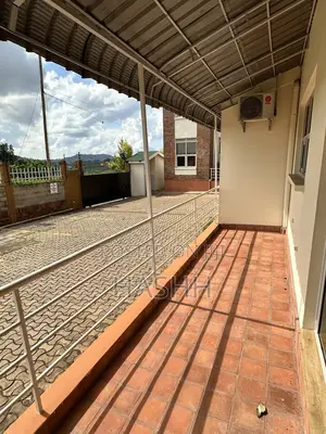 3bdrm Duplex in Iiii, Central Division for rent