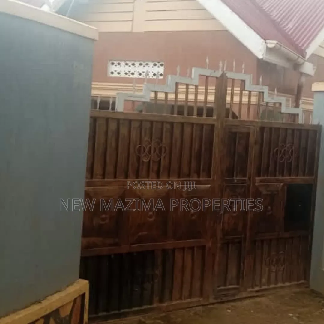 8bdrm Bungalow in Mengo Masanafu, Central Division for sale