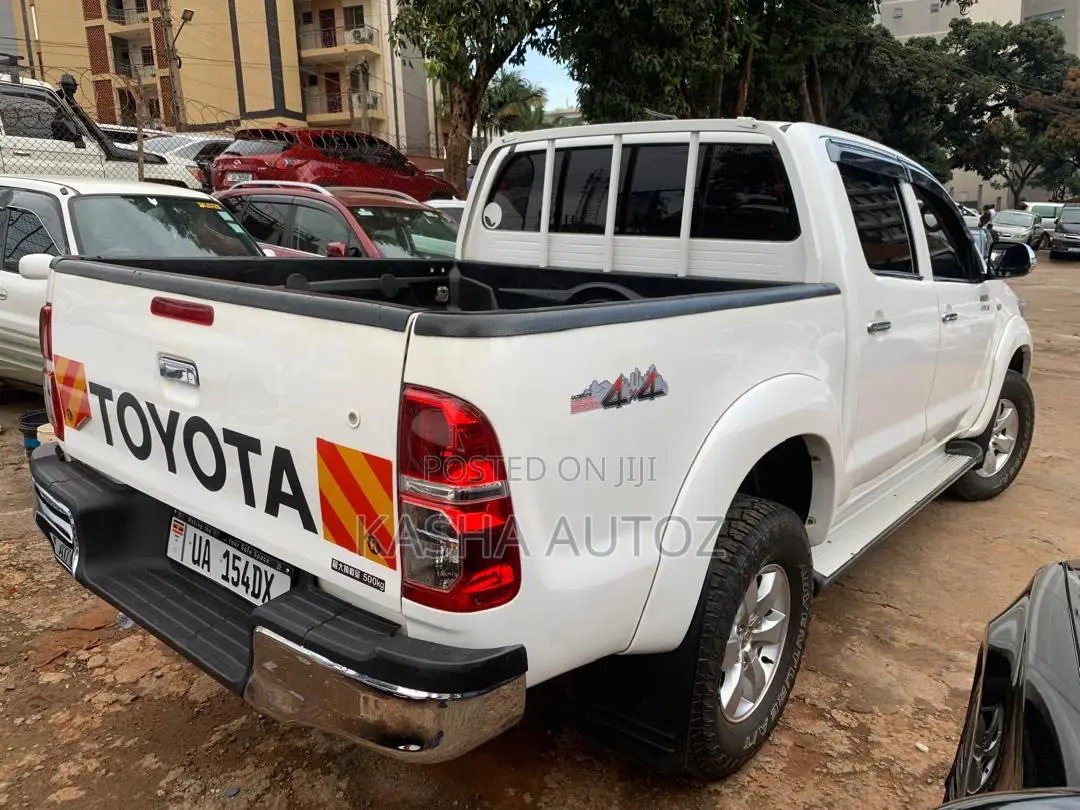 Toyota Hilux 2010 White