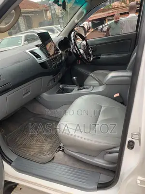 Toyota Hilux 2010 White