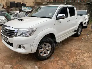 Toyota Hilux 2010 White