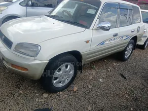 Toyota RAV4 1999 White