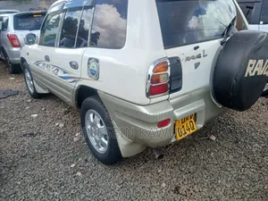 Toyota RAV4 1999 White
