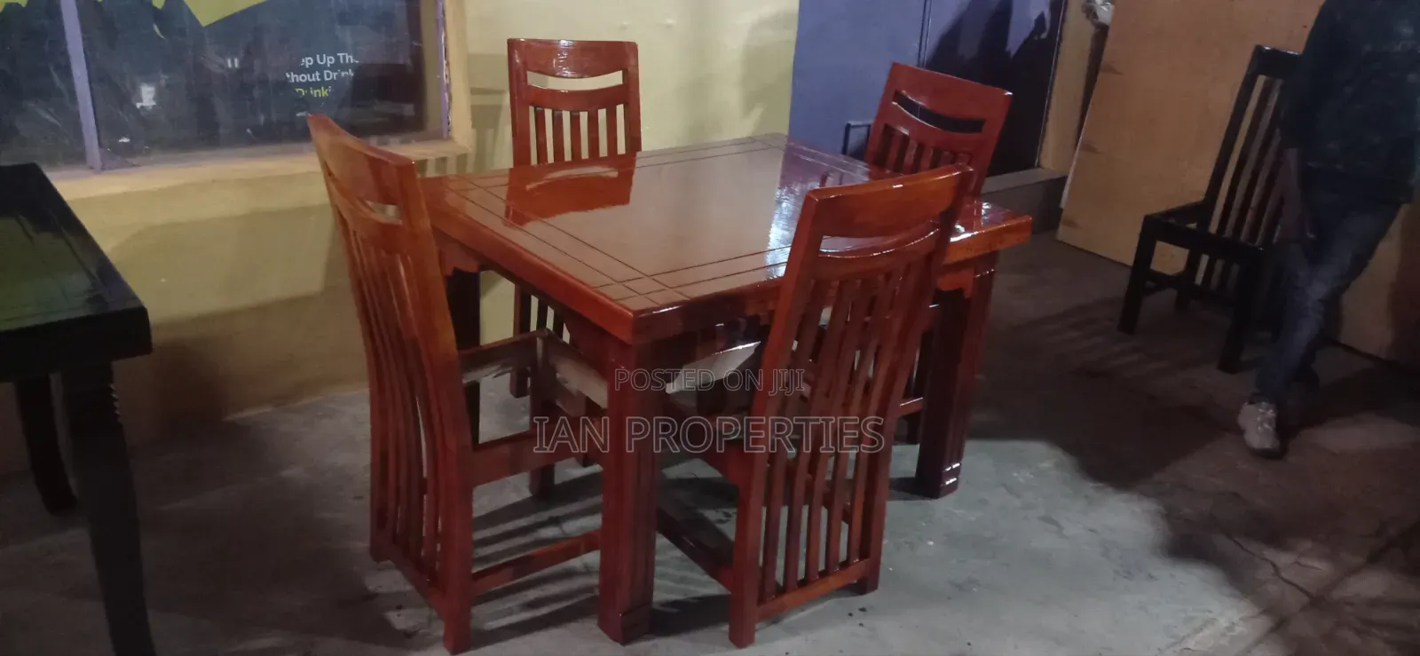 4 Seater Dinning Tables
