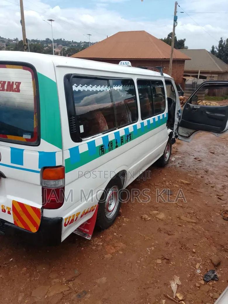 Toyota HiAce 1999 White