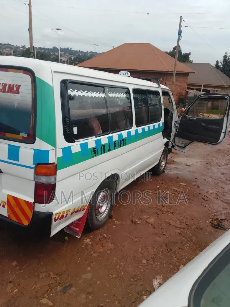 Toyota HiAce 1999 White