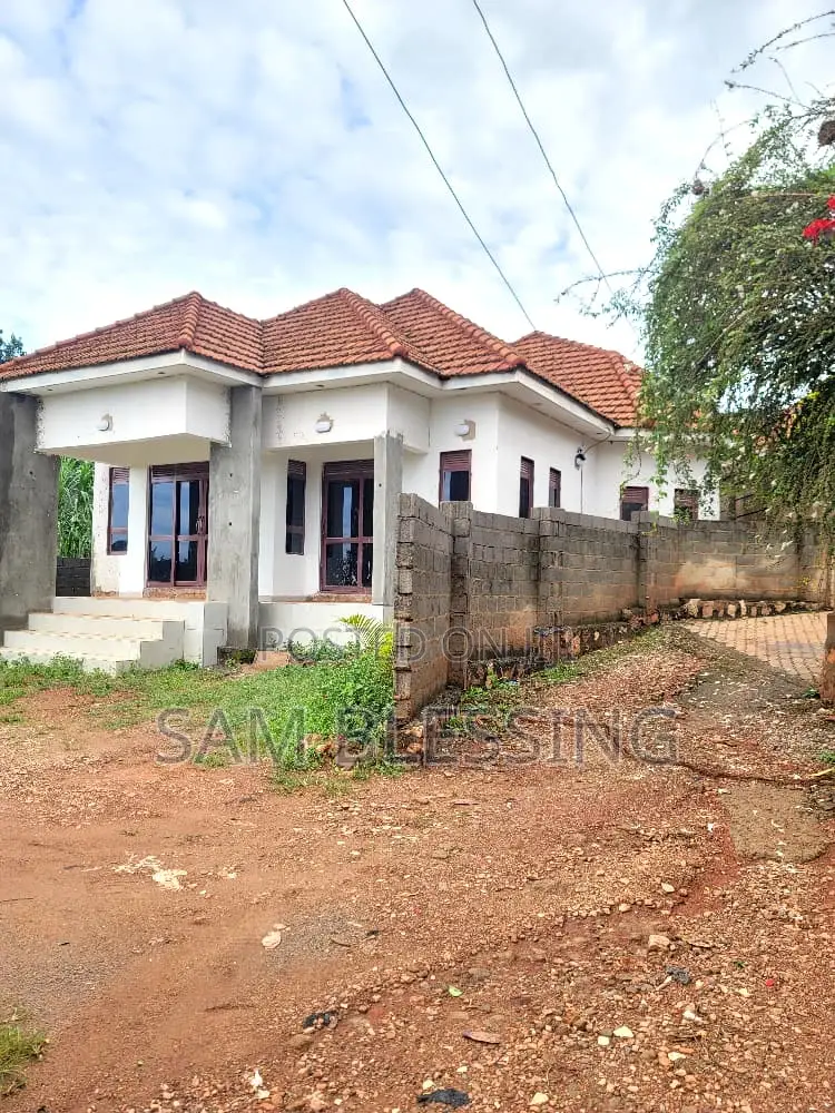 3bdrm House in Kitende, Ssabagabo-Makindye for sale
