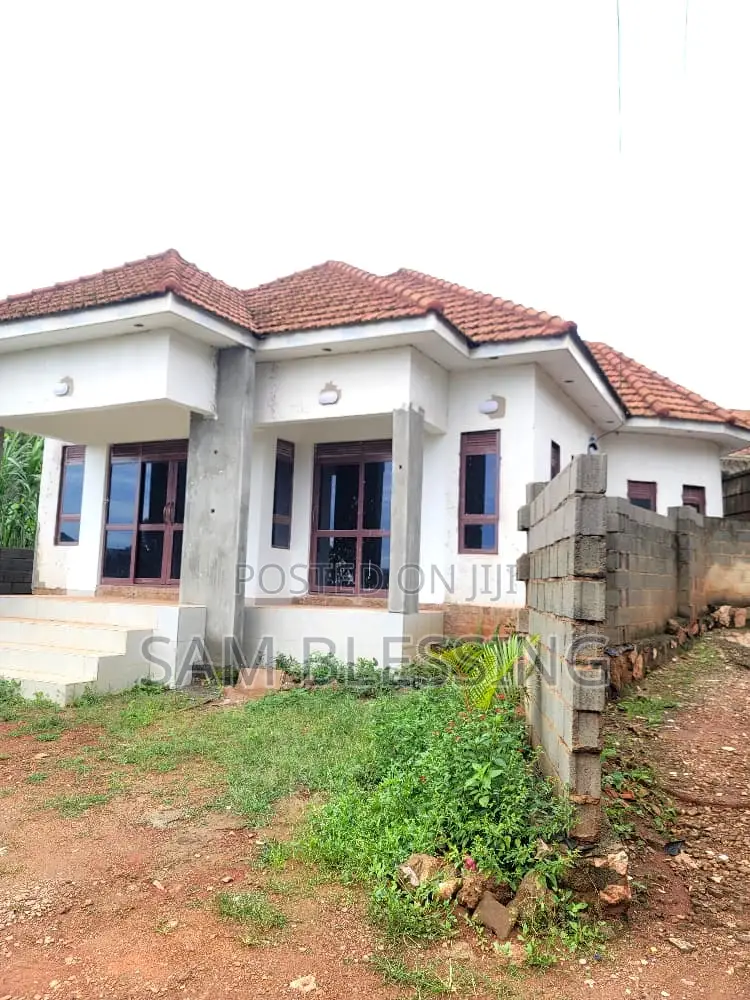 3bdrm House in Kitende, Ssabagabo-Makindye for sale