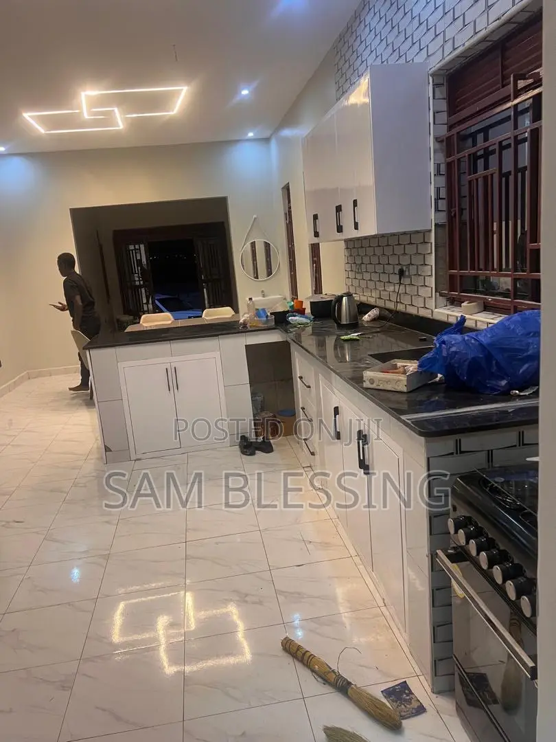 3bdrm House in Kitende, Ssabagabo-Makindye for sale