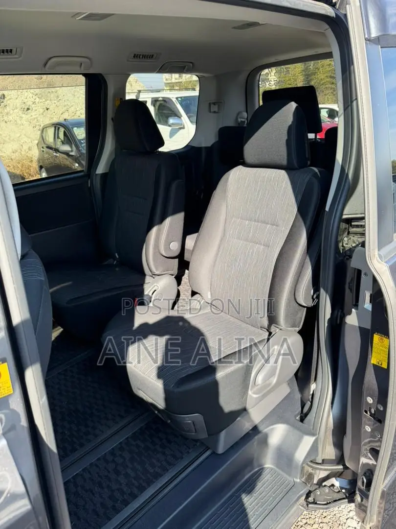 Toyota Noah 2012 Gray