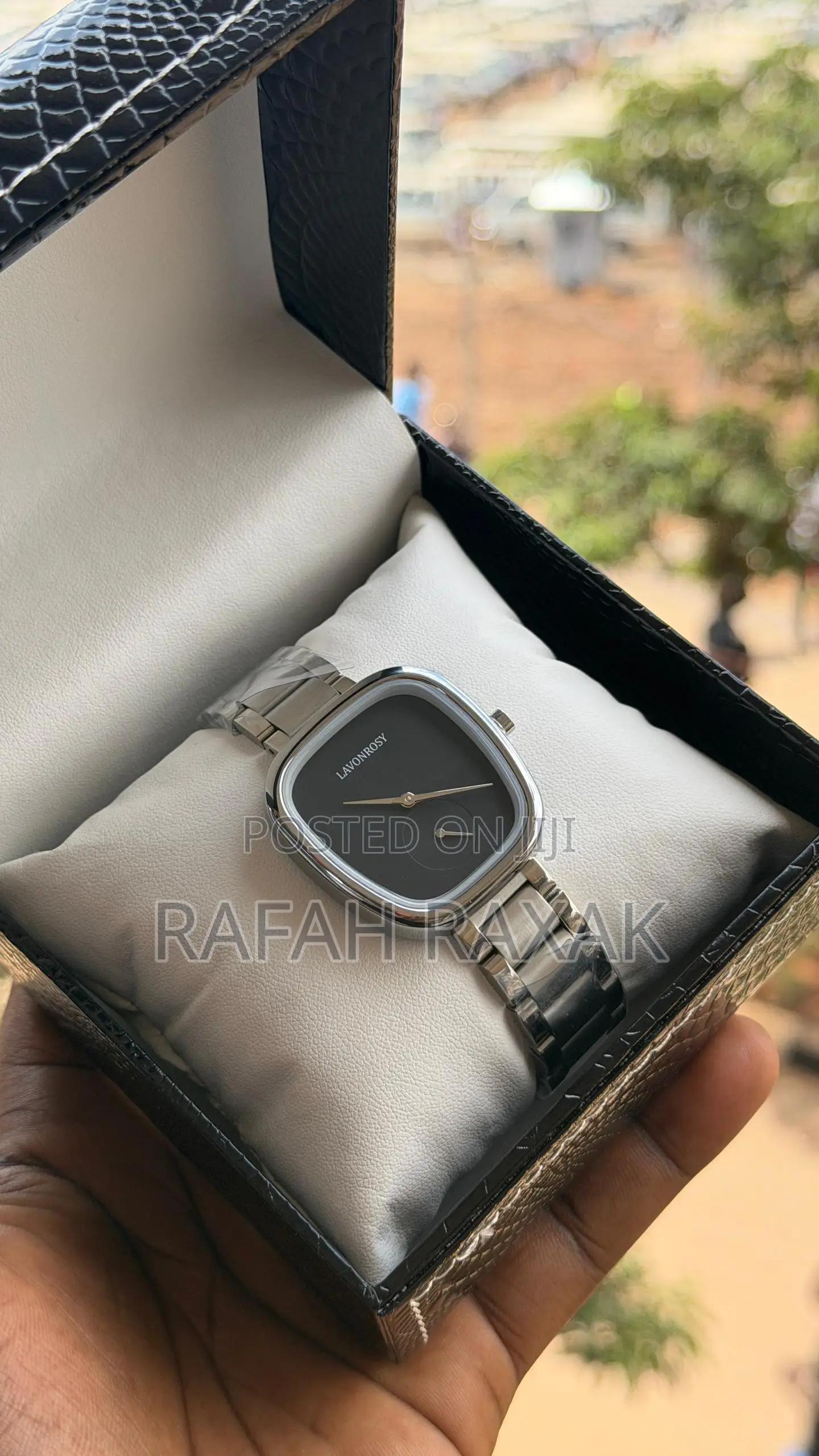 Black Dial Version of the Lavonrosy Lr01 Women’S Wristwatch