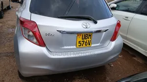 Toyota Vitz 2011 Silver