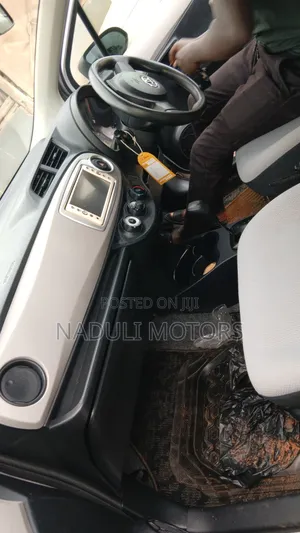 Toyota Vitz 2011 Silver