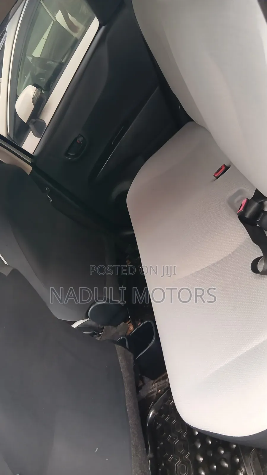 Toyota Vitz 2011 Silver