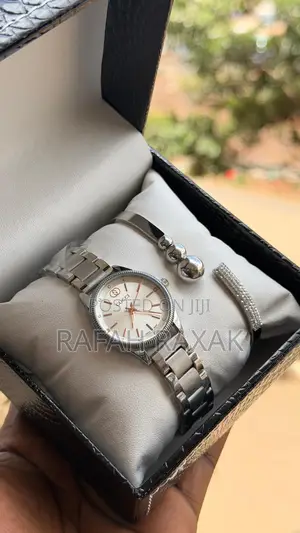 Gift Set With Matching Silver Toned Bracelet Gucci-G Timeless Watch