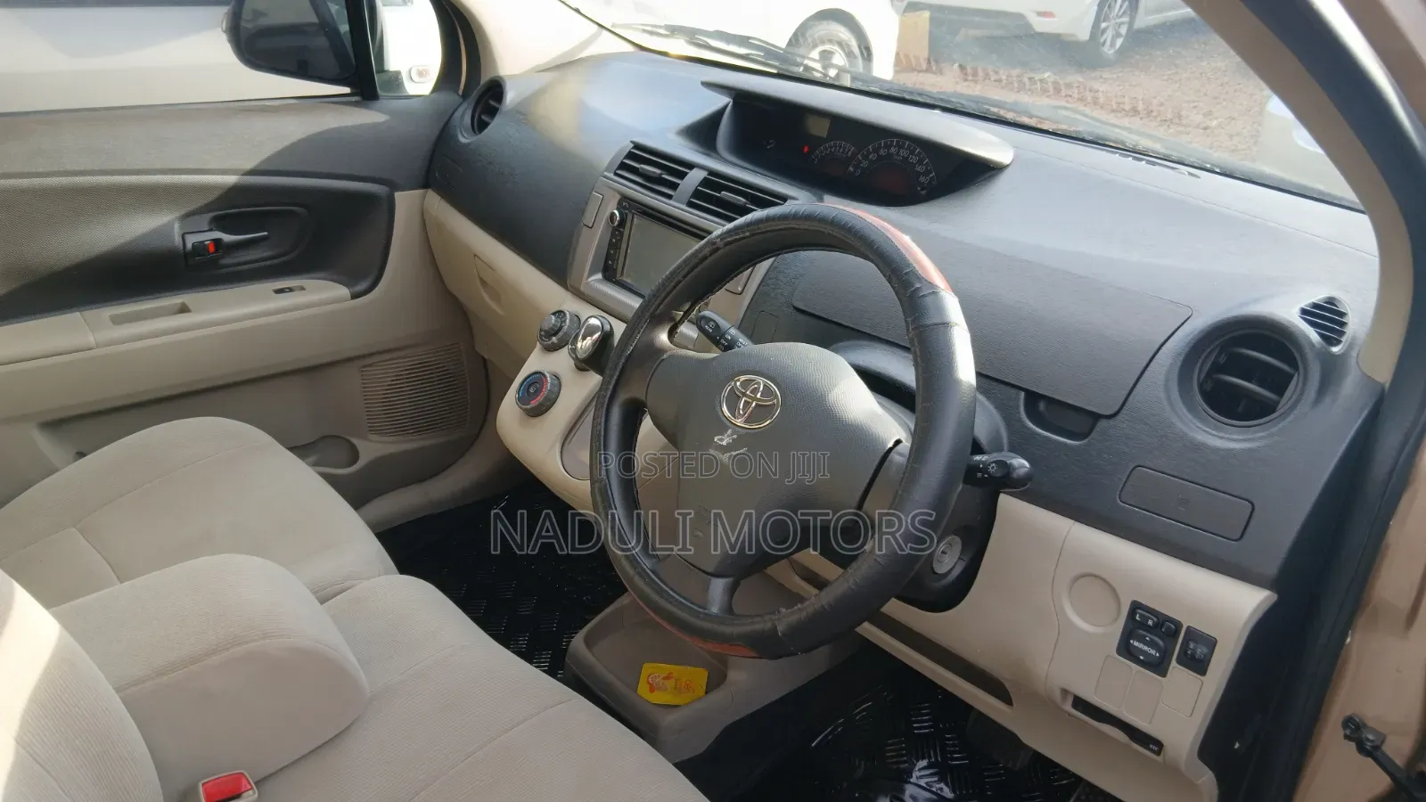 Toyota Passo Sette 2010 Gold