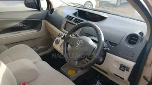 Toyota Passo Sette 2010 Gold