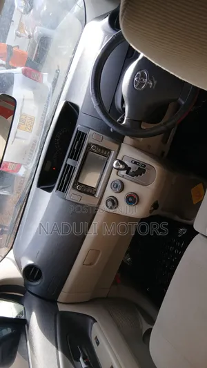 Toyota Passo Sette 2010 Gold