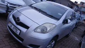 Toyota Vitz 2010 Silver