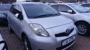 Toyota Vitz 2010 Silver