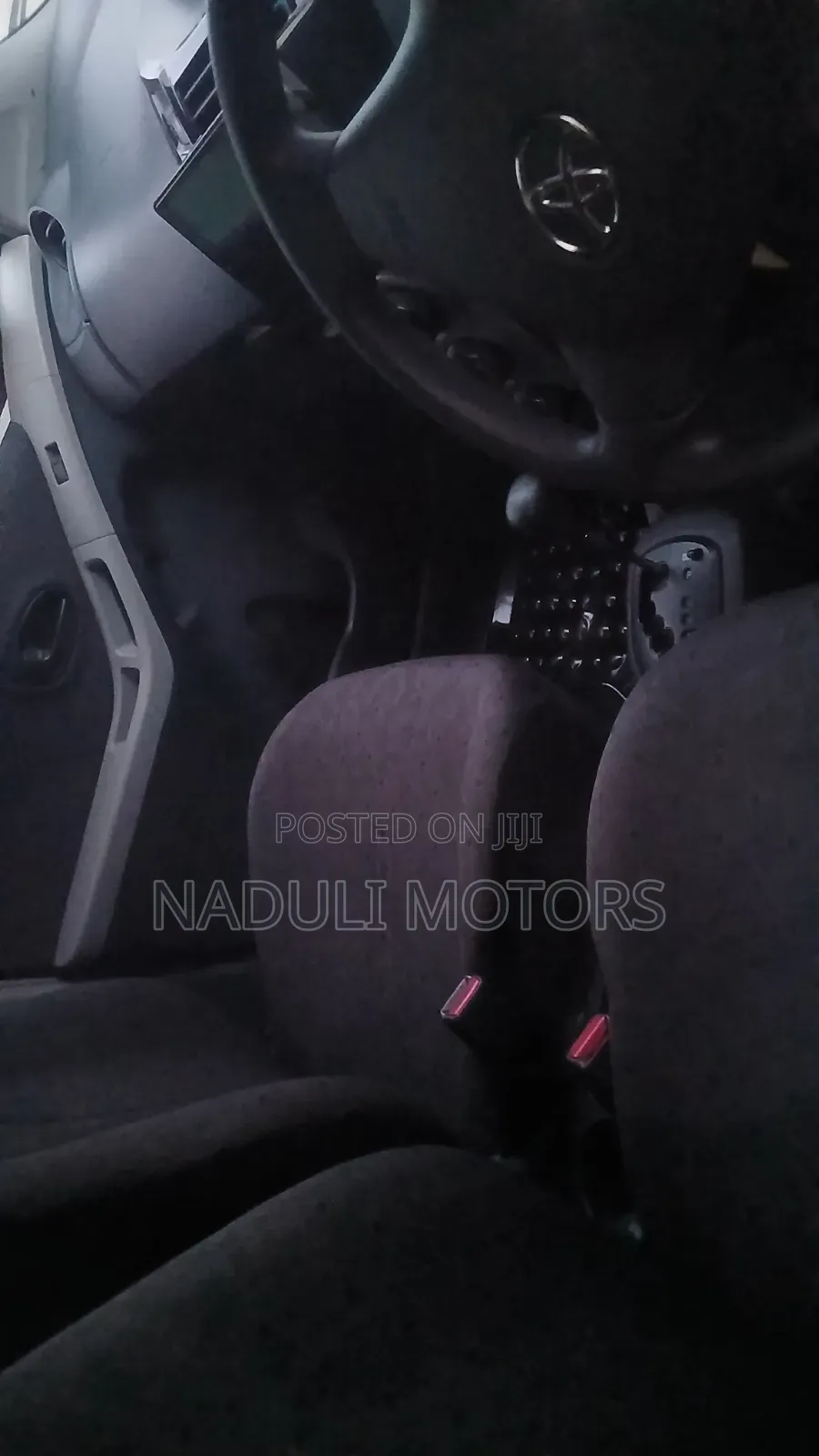 Toyota Vitz 2010 Silver